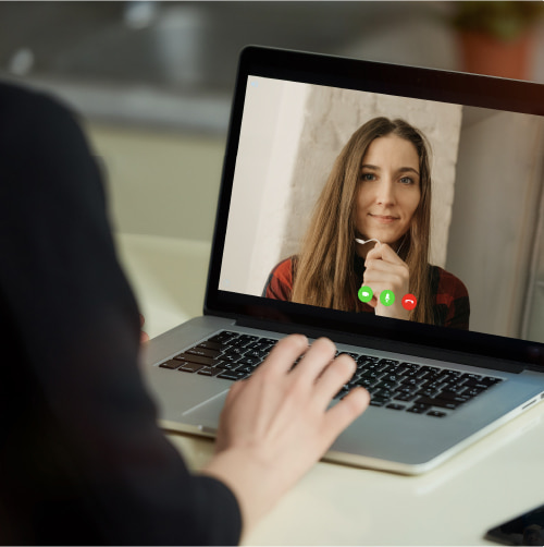 校舎に通うのが困難な方でもオンラインで通わずに一流講師のレッスンが受けられる