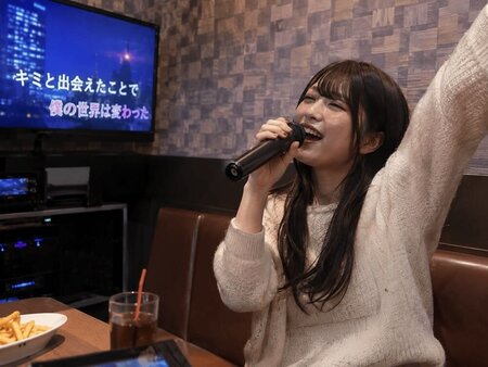 歌う夜、カラオケルームの笑顔.jpg